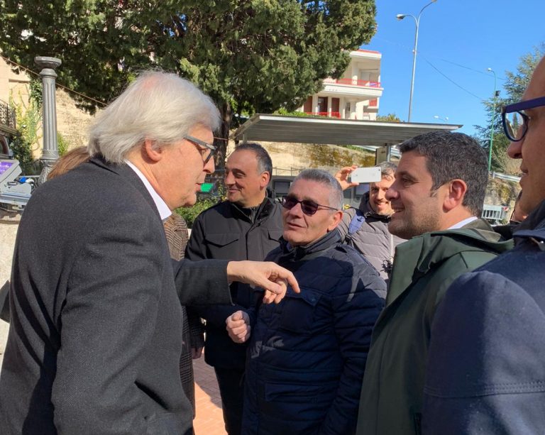 Blitz di Vittorio Sgarbi a Mercogliano, pronto a salire a Montevergine
