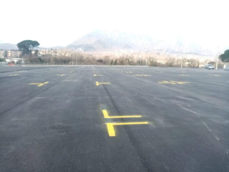 Video / Alcuni stalli delineati a Campo genova ma gli ambulanti attendono il responso del TAR