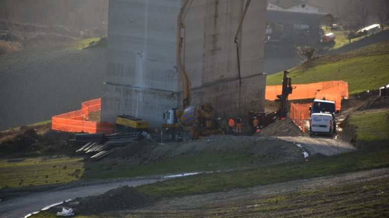 Non solo il Morandi, Acqualonga o le barriere “incollate col Vinavil”: è tutta la rete autostradale a degradarsi sempre più