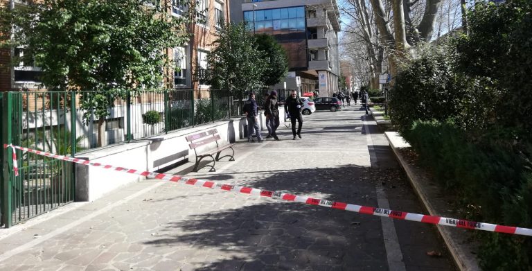 Fa esplodere petardo davanti scuola, la video-sorveglianza incastra studente 19enne