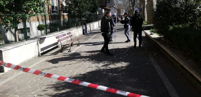 Esplosione petardo, il dirigente dell’Amatucci: “Severa sanzione disciplinare per l’alunno”