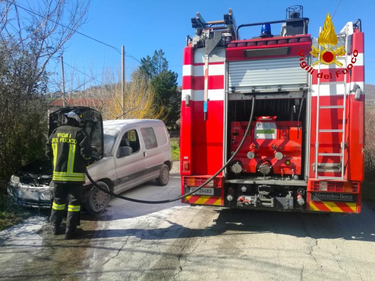 Incendio di abitazione ed auto, doppio intervento dei vigili del fuoco