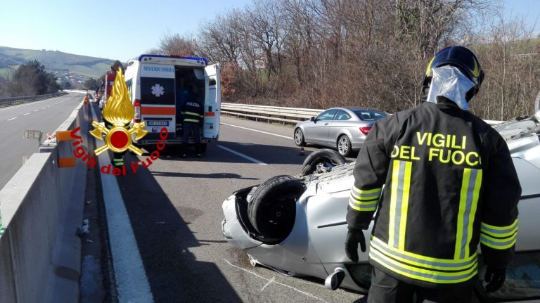 Vallata, auto si ribalta sull’A16: spavento per una famiglia con due bimbi piccoli