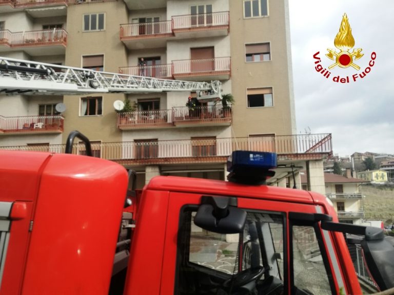 Appartamento in fiamme in centro città: 90enne salvata dai Vigili del Fuoco