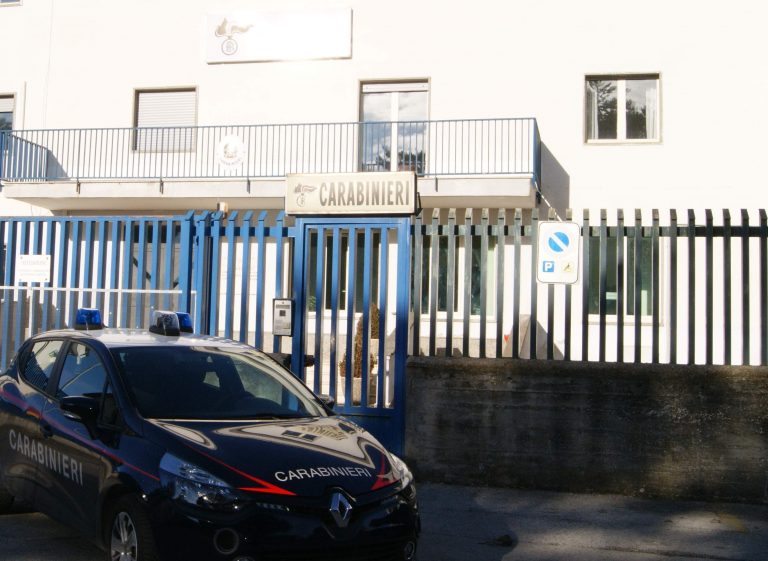 Sant’Angelo dei Lombardi, litiga con la madre e si scaglia contro i carabinieri con una falce: arrestato 45enne