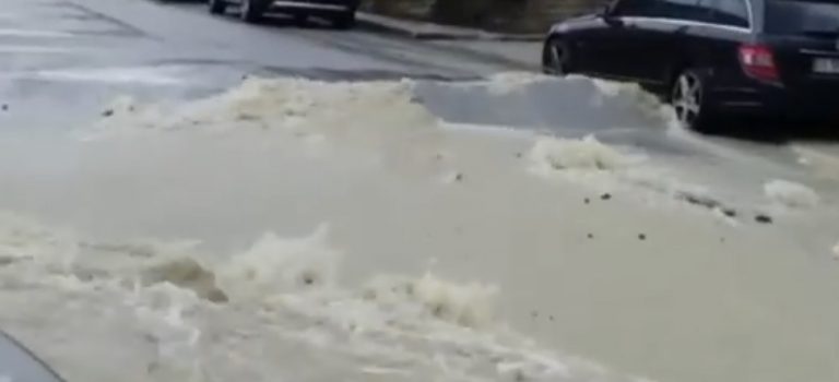 VIDEO/ Guasto ad una condotta: Avellino diventa un fiume in piena