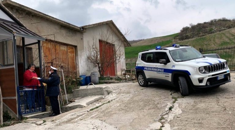 Lacedonia, ha finito i farmaci salvavita: polizia locale e volontari glie portano a casa