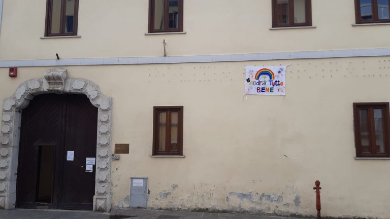 “Andrà tutto bene”: il messaggio di speranza dei vigili urbani di Avellino