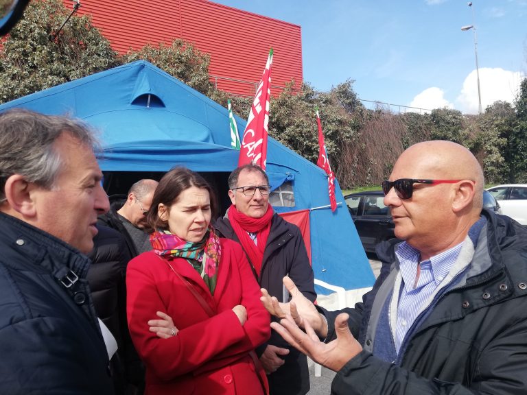 FOTO / Novolegno, la “tenda della resistenza” pronta a spostarsi anche al Nord. I sindacati nazionali: “E’ una vertenza di tutto il Paese”