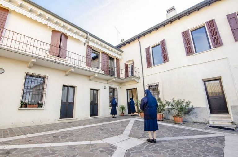 Mascherine: le suore Oblate di Avellino e le Benedettine di Mercogliano all’opera per realizzarle