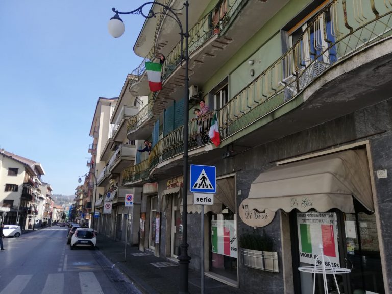 FOTO E VIDEO / Atripalda resiliente, un intero quartiere canta l’inno di Mameli dai balconi. E stasera la città si colora