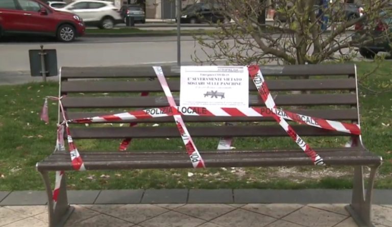 VIDEO / Atripalda, il Comune mette i sigilli alle panchine: multe e arresto per chi si siede