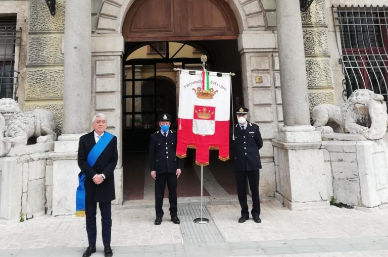 Qui Piazza Libertà, l’Irpinia prega per le vittime del Covid-19