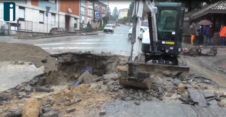 Video/Il maltempo danneggia una condotta, poi riparata. Nelle prossime ore si provvederà a coprire la buca in via Tuoro Cappuccini