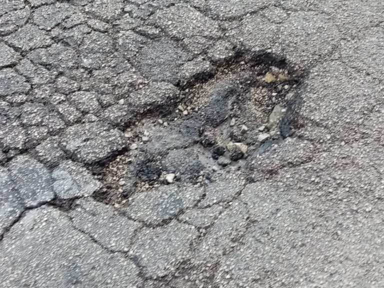 Video / Strade dissestate, a via Due Principati enorme buca al centro della carreggiata