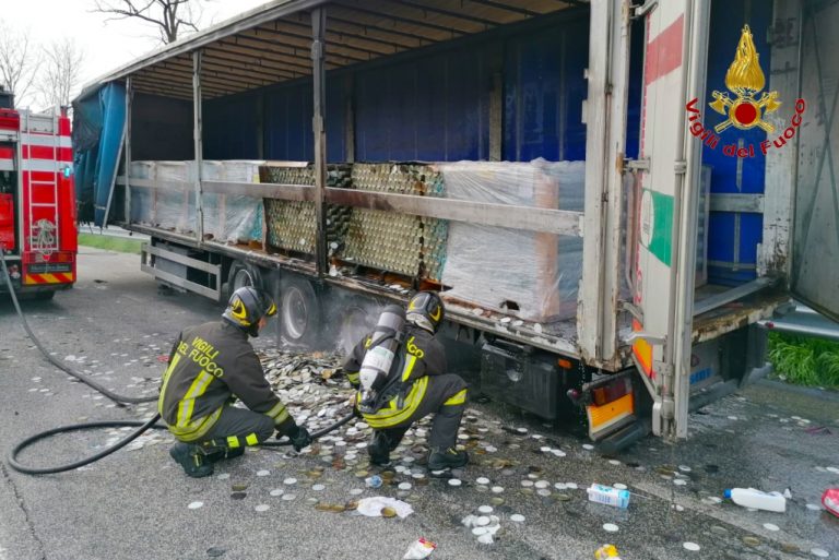 VIDEO/ In fiamme autotreno diretto in Puglia, caschi rossi all’opera sull’A16