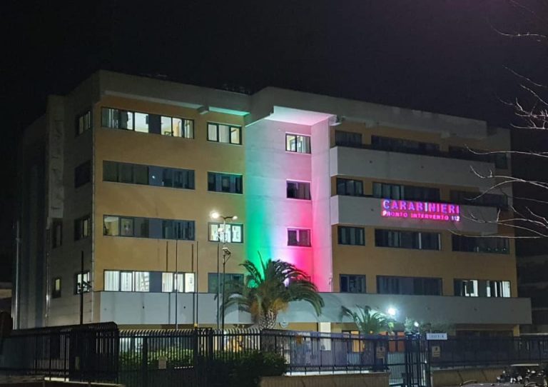 Carabinieri di Avellino, messaggio di speranza ai cittadini: comando provinciale illuminato dal tricolore