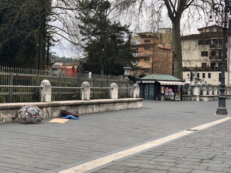 Colpito da un malore nei pressi della villa, trasferito al Moscati dagli operatori del 118