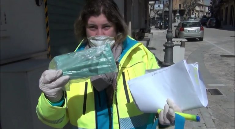 VIDEO / Chiusano: gel e mascherine gratuiti per tutti. E sui social la comunità si ritrova