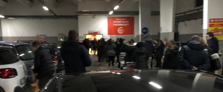 Assalto ai supermercati, il governo: “Nessuna limitazione per andare a fare la spesa”