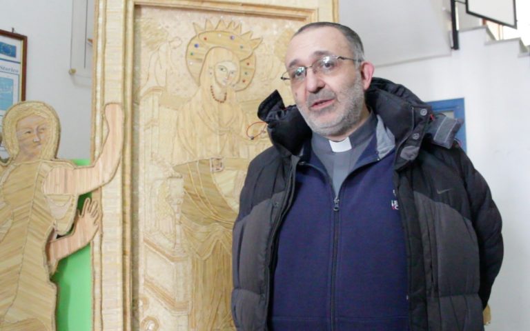 VIDEO / La carità non va in quarantena, gli ospiti della Mensa dei poveri si autorganizzano. Don Vitaliano: “Sempre pronti per il prossimo”