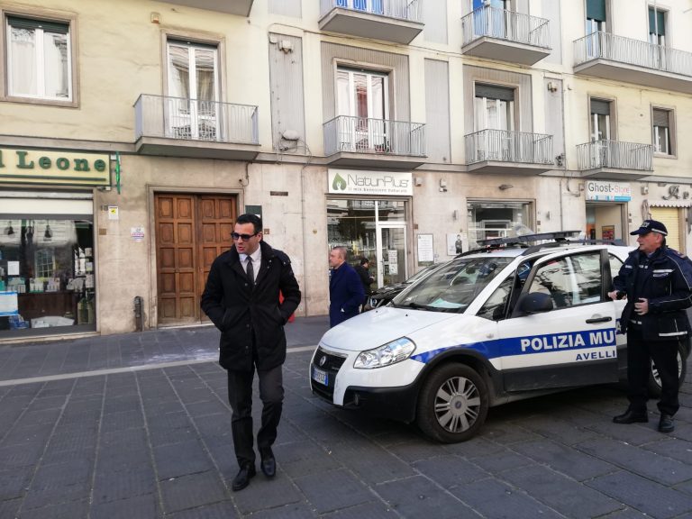 VIDEO / Avellino, il sindaco annuncia: “Parcheggio gratuito nelle strisce blu fino al 3 aprile”