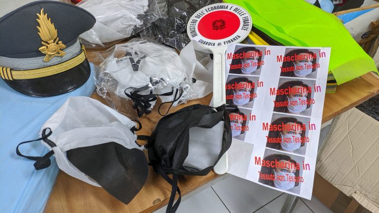 FOTO/ Covid-19, c’è anche chi produce e vende mascherine non adatte alla protezione: scoperto dalla Finanza