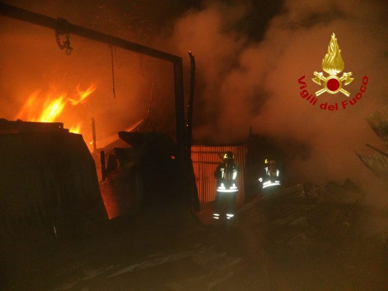 Serino, incendio nella notte in un deposito agricolo