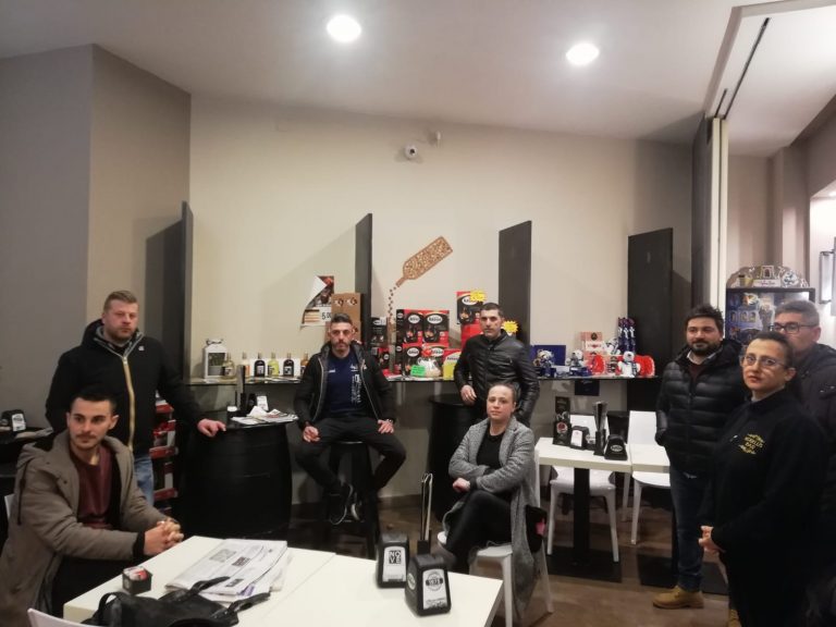 FOTO / Bar e altri locali ai clienti: “Aiutateci a sconfiggere Covid-19. Dateci una mano a rispettare le regole”