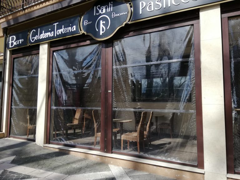FOTO E VIDEO / Qui Mercogliano. Bandiere tricolori e Mike aperto ad oltranza con la sua salumeria: “Vinceremo la guerra contro il coronavirus”