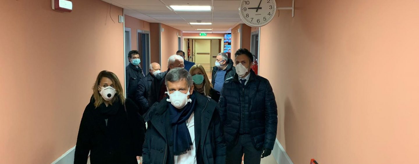 FOTO / L’Unità di crisi campana visita “Moscati” e “Frangipane”: “Faremo i test rapidi su tutto il personale sanitario”