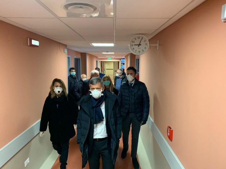 FOTO / L’Unità di crisi campana visita “Moscati” e “Frangipane”: “Faremo i test rapidi su tutto il personale sanitario”