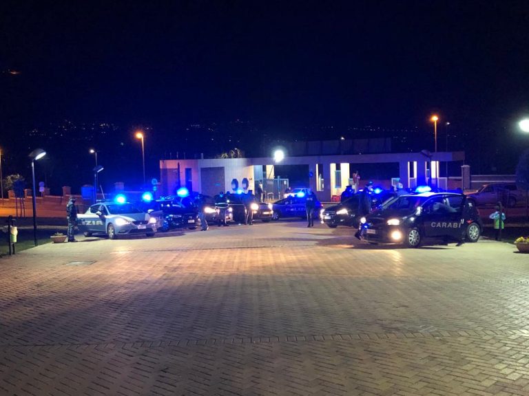 FOTO E VIDEO / Il cuore di Avellino batte per il “Moscati”: l’omaggio delle forze dell’ordine a medici e infermieri