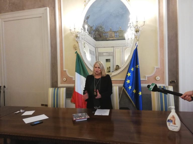 Virus, parla il Prefetto: “Evitate file nei supermercati, le scorte alimentari non finiranno”