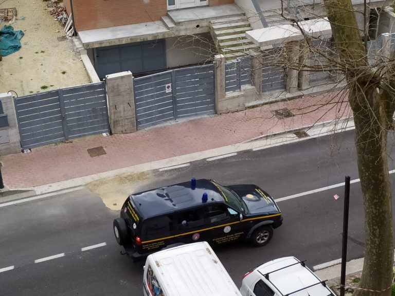 San Potito Ultra: ancora troppe persone in giro, la Protezione civile con il megafono “dispensa” consigli