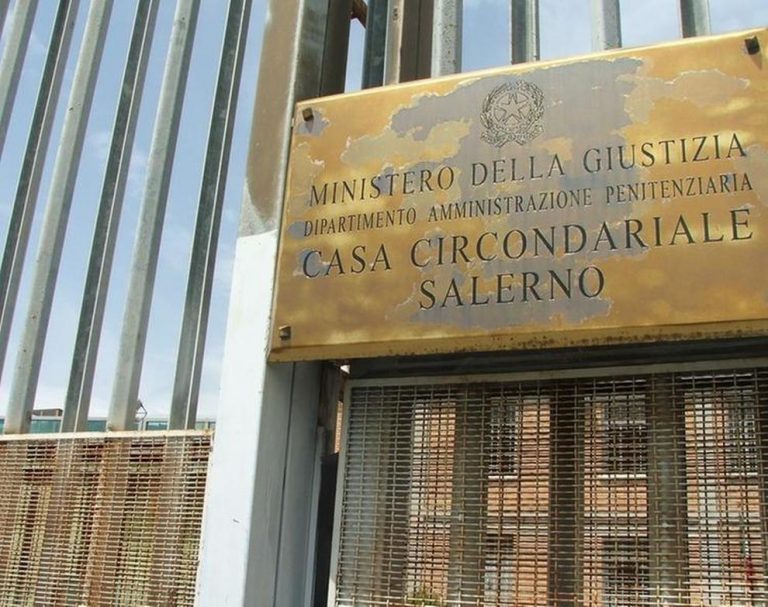 VIDEO / Coronavirus, 200 detenuti in rivolta a Salerno: molti sui tetti
