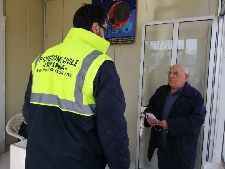 FOTO E VIDEO / San Potito Ultra, il sindaco-medico fa distribuire mascherine gratis