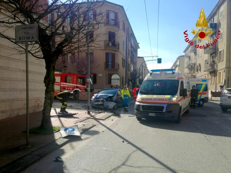 FOTO / Avellino, impatto violento tra due auto: danneggiati anche segnali stradali e pannelli pubblicitari