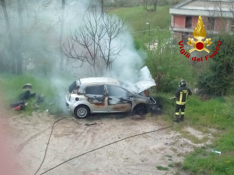 Auto prende fuoco a Prata Principato Ultra, fiamme spente dai caschi rossi