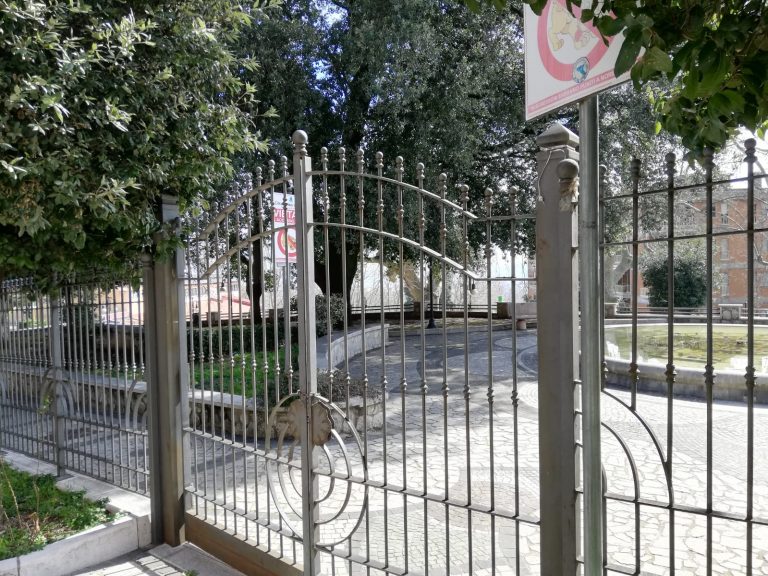 Mercogliano: da mercoledì apre la villa comunale ai bimbi autistici. Avellino, spazi verdi ancora off limits