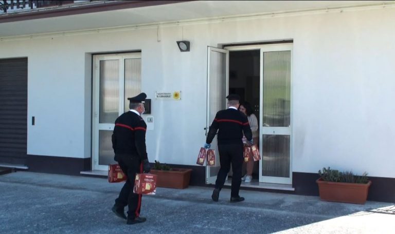 FOTO / San Bartolomeo in Galdo: colombe ai bambini, il regalo dei carabinieri alle case famiglia