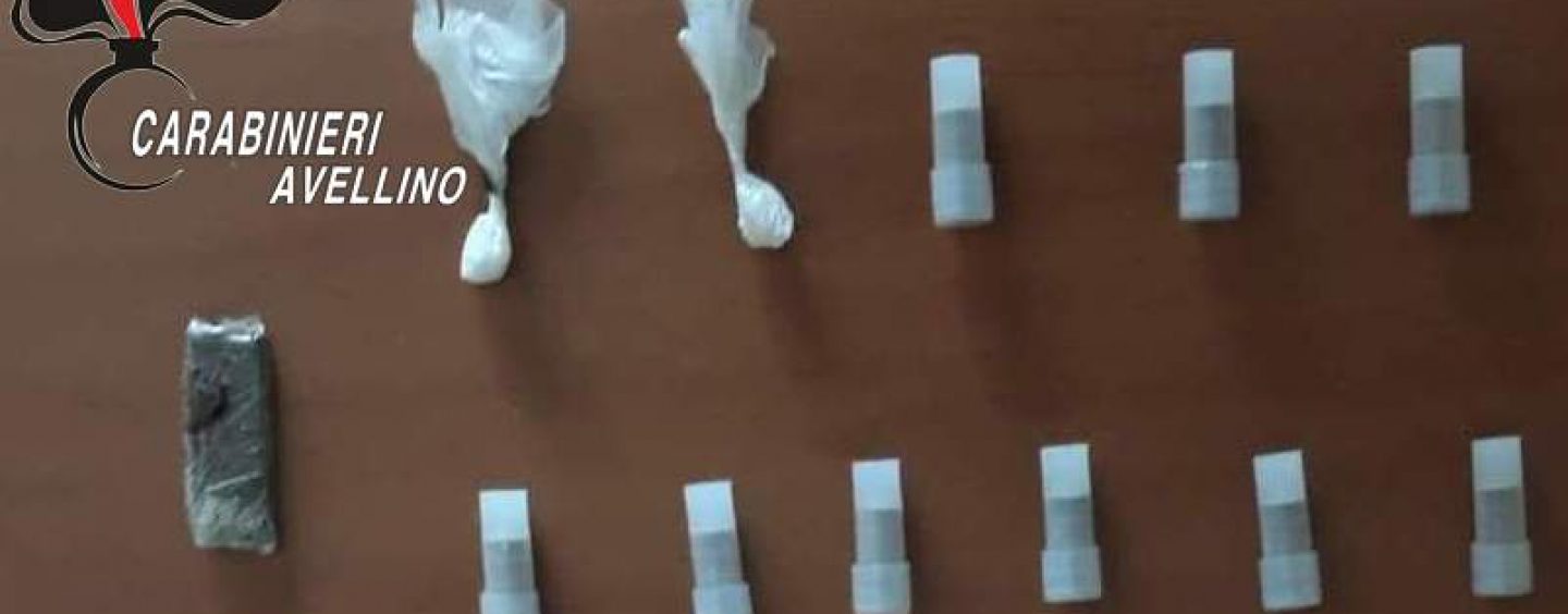 Alla vista dei Carabinieri cambiano strada, poi tentano di disfarsi della droga: beccati