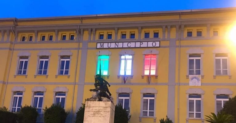 Pratola Serra, una bandiera italiana speciale sulla facciata del municipio