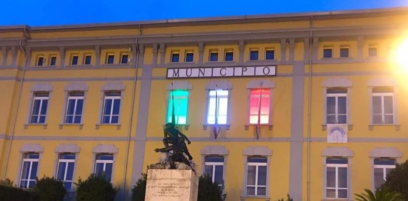 Pratola Serra, una bandiera italiana speciale sulla facciata del municipio