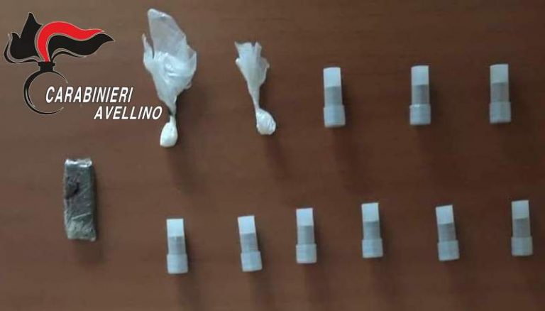 Alla vista dei Carabinieri cambiano strada, poi tentano di disfarsi della droga: beccati