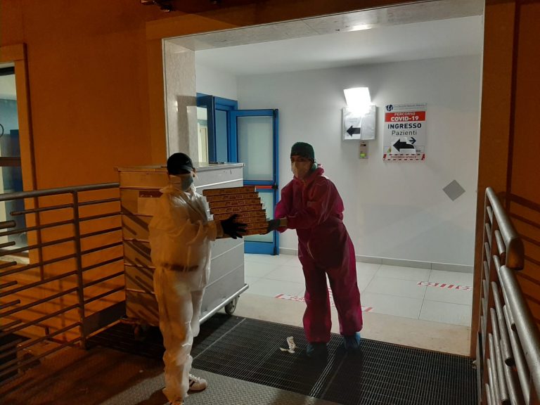Riapre e regala pizze al reparto Covid del Moscati: la solidarietà di Braciami