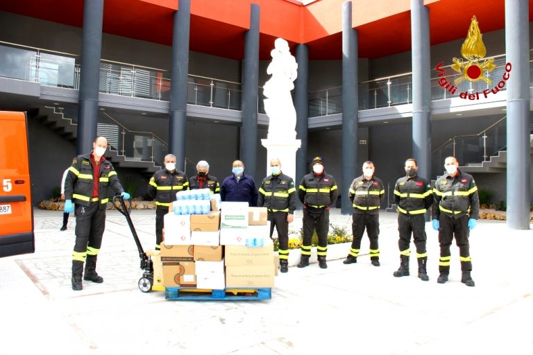 VIDEO/ Vigili del fuoco di Avellino in campo: donati generi alimentari
