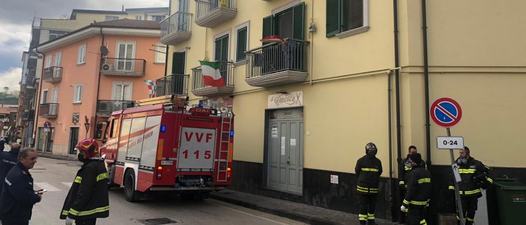 Atripalda, anziano cade in casa: i pompieri lo salvano dal balcone