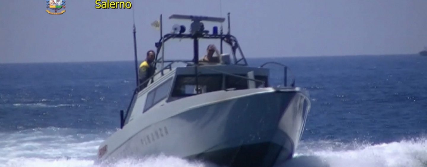 A spasso in calesse sulla Litoranea di Salerno: beccato dalla motovedetta della Finanza