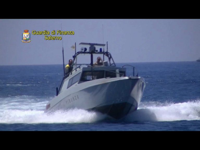 A spasso in calesse sulla Litoranea di Salerno: beccato dalla motovedetta della Finanza